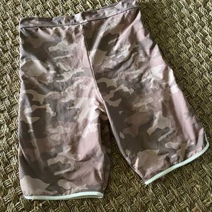 Acacia Biker shorts in Dakota Camo